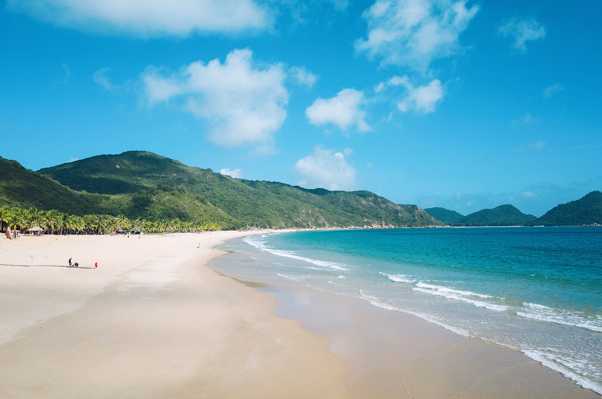 距离三亚60公里处有一个秘境，以“七彩沙滩”著称，知道的人不多