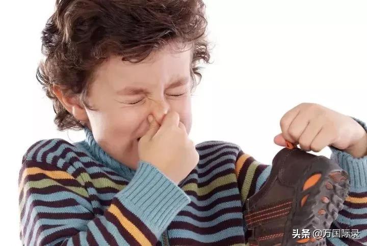 鞋穿久了会臭如何消除,穿着鞋子怎么去除鞋臭