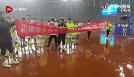 土堆里练足球绝技,*疆新**“草根网红球员”打进职业联赛!