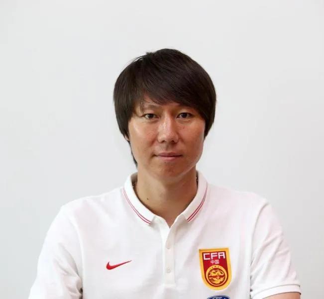 “跑不死”的国足主帅李铁，坚持跑步与踢球，希望跑一个全马