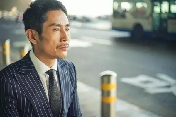 炼过钢水、睡过马路，有人说他才是史上最无奈影帝