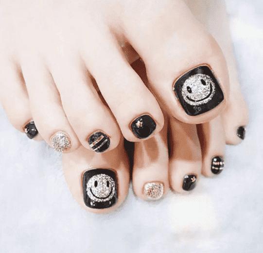 美甲什么颜色显手白,怎么美甲显指甲长