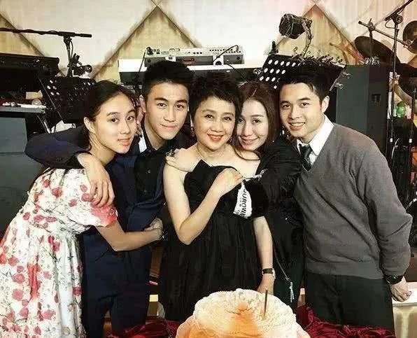 赌王女儿何超盈为什么那么胖了,赌王小公主何超欣近照曝光