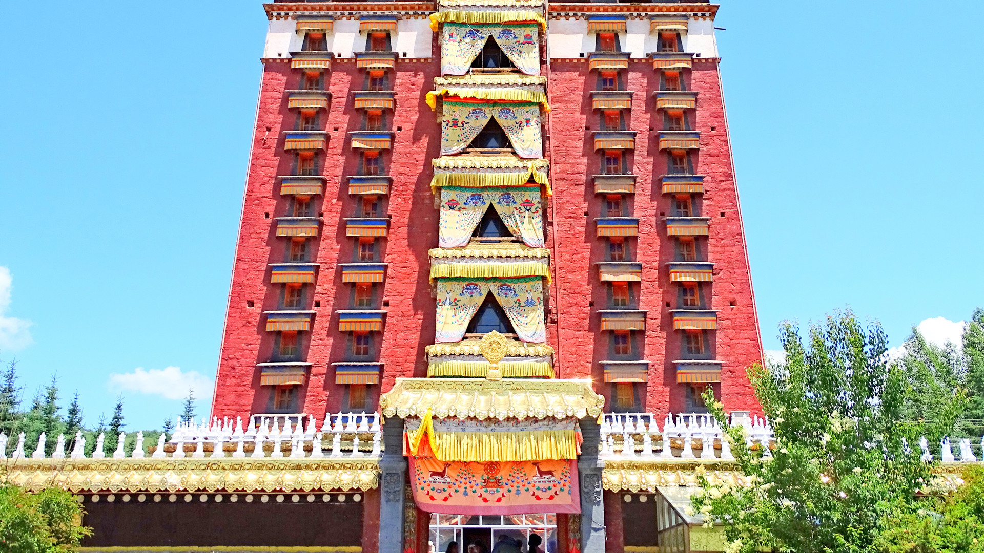 甘肃一个悬崖上的寺庙,甘肃的寺庙为什么都建在山上
