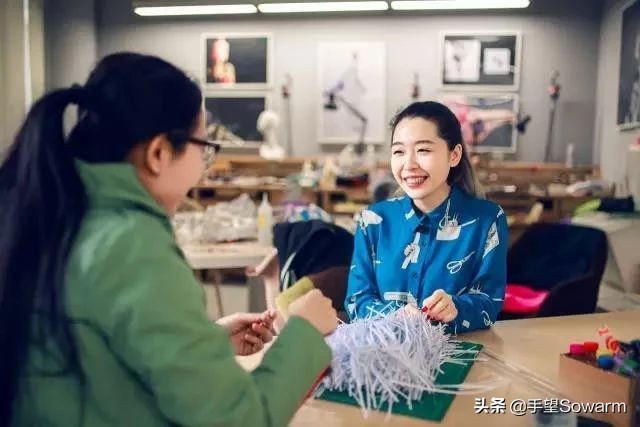 从伯明翰珠宝学院毕业后，她成为“国内羊毛珠宝第一人”