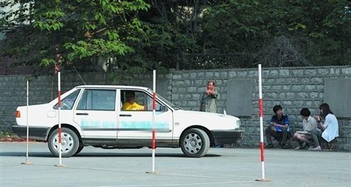 考驾照一个学员驾校能挣多少钱,考驾照的报名费教练赚了多少