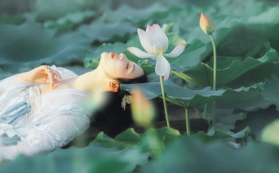 老话说男抖穷女抖贱,为啥男抖穷女抖富