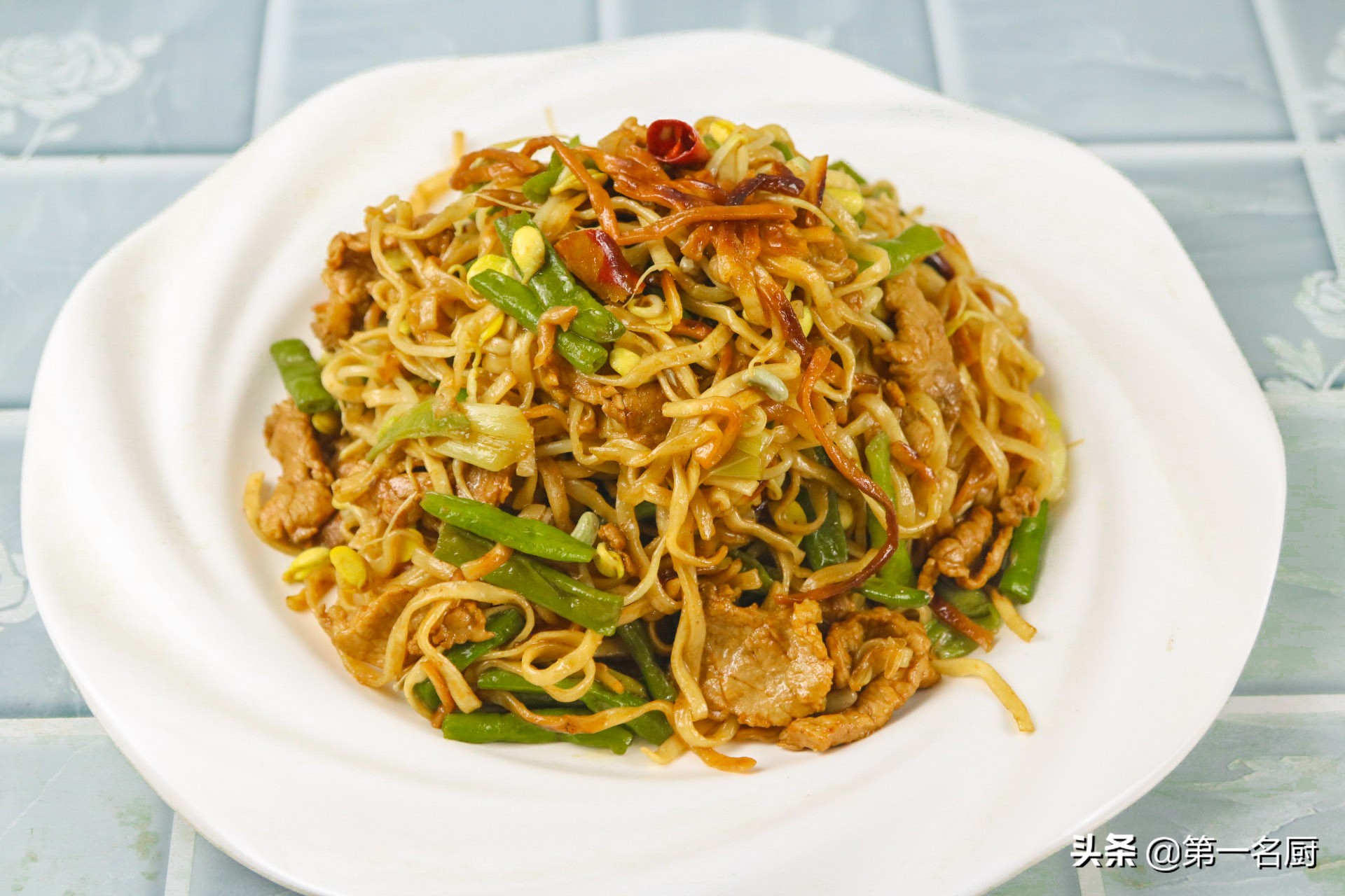 用铁锅炒的面条怎么做,生面条在锅里蒸的做法