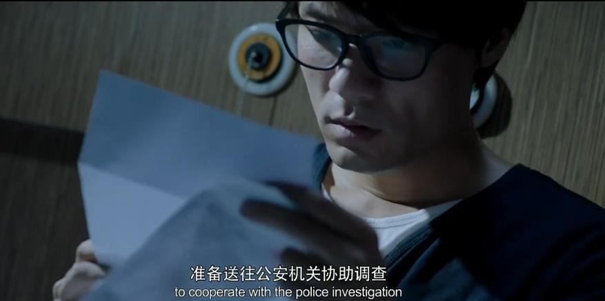 男医生拿针管吓唬小朋友,男医生用手抓刀