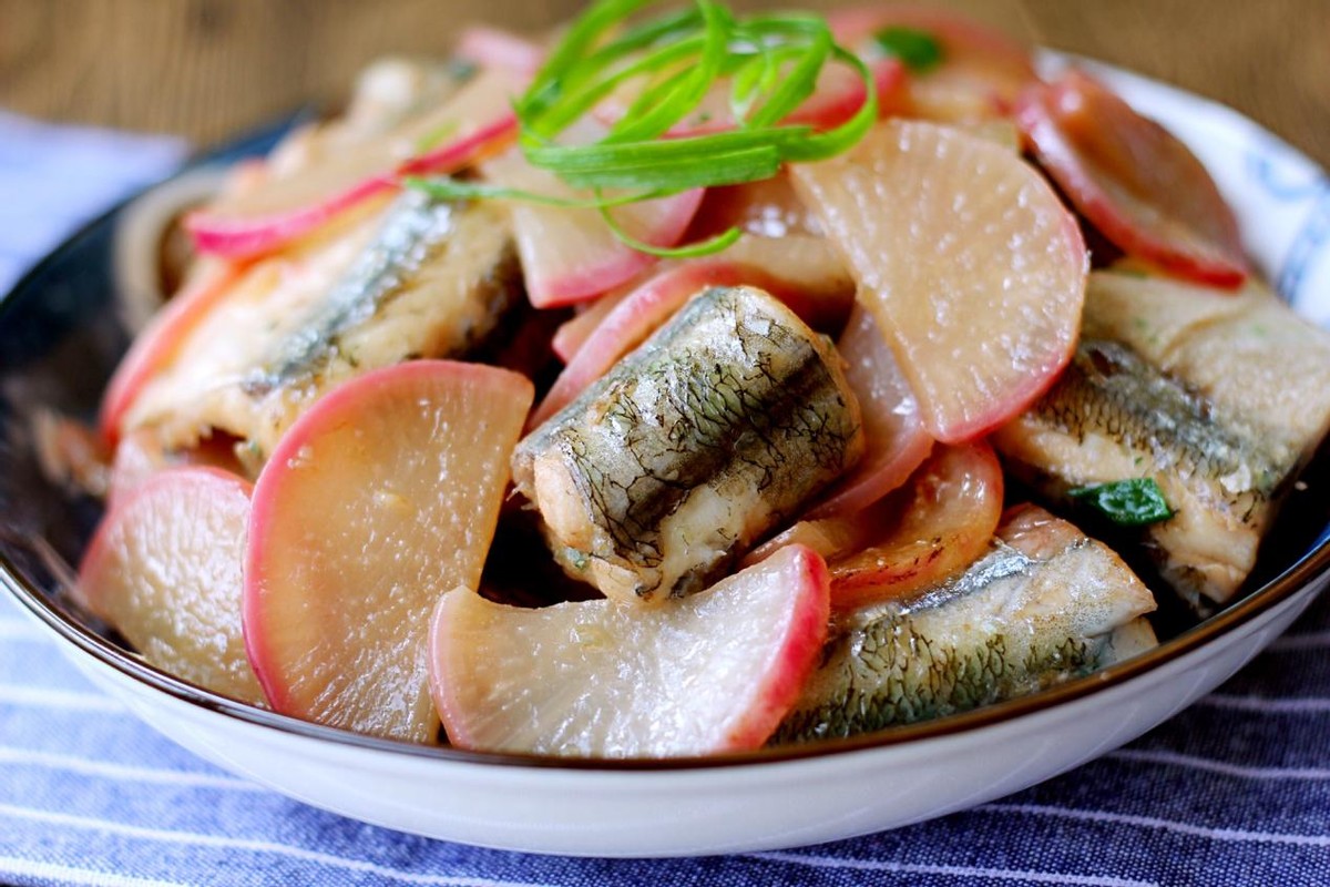 冬天强烈推荐的菜萝卜炖鱼,萝卜炖鱼有什么营养