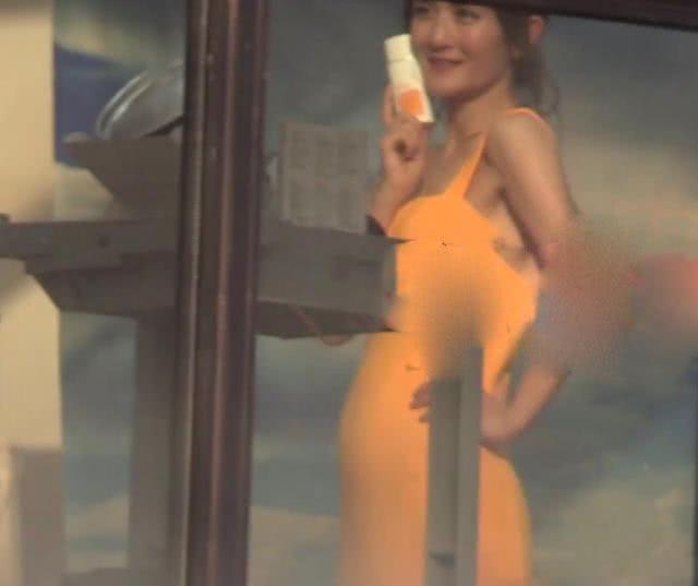 谢娜晒两次产后马甲线对比照,谢娜晒一胎二胎产后马甲线