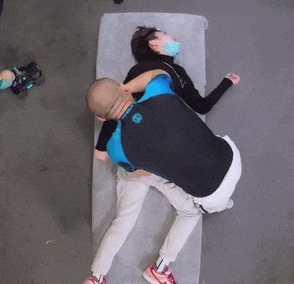 小鬼正骨治驼背,小鬼治驼背痛苦视频