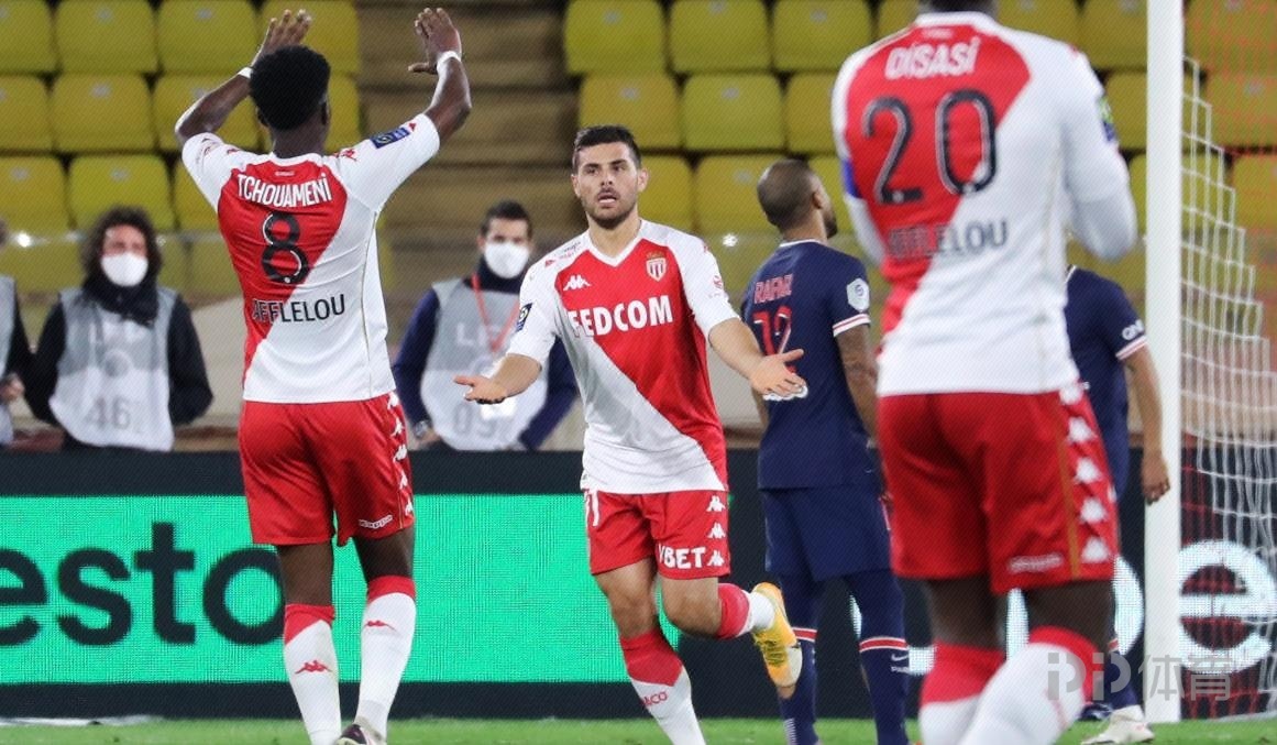 中国男足2-1泰国武磊三次错失单刀,武磊欧洲高光时刻足球