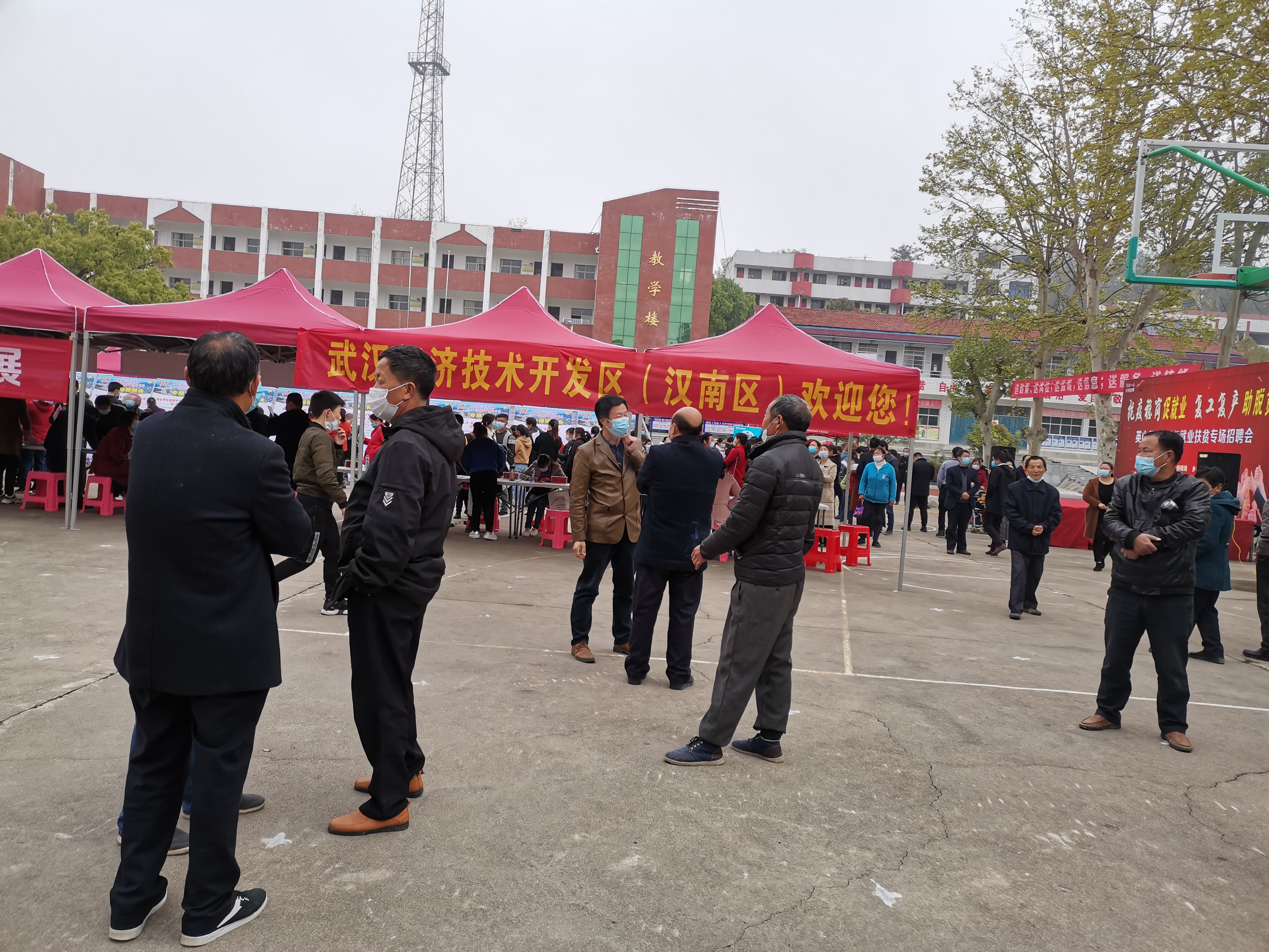 劳务对接贴心送岗到家两地携手全程返岗到位——武汉开发区赴英山县开展劳务对接,助力农民工返岗复工