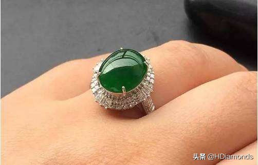 2024属猴的人佩戴翡翠戒指好吗,翡翠戒指戴手指讲究