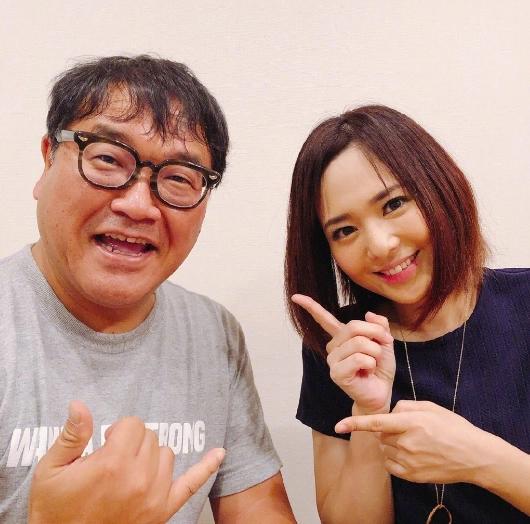 苍井空晒与双胞胎儿子合照，脸圆嘟嘟很可爱，母乳问题已经解决了