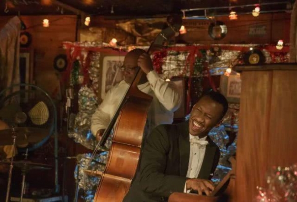 豆瓣上8分的喜剧片有哪些,近五年豆瓣评分高的华语喜剧片