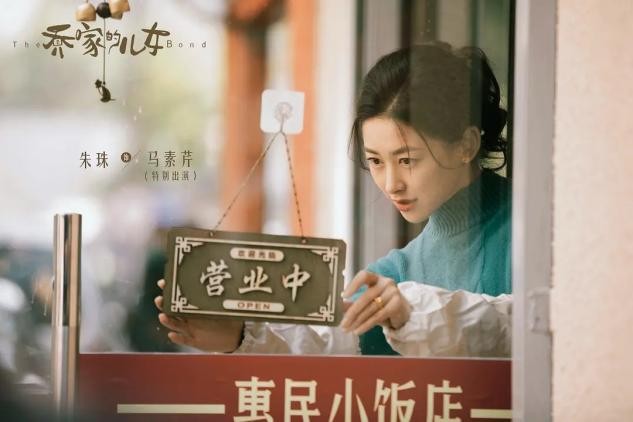 朱珠逛马场,朱珠挺孕肚看秀