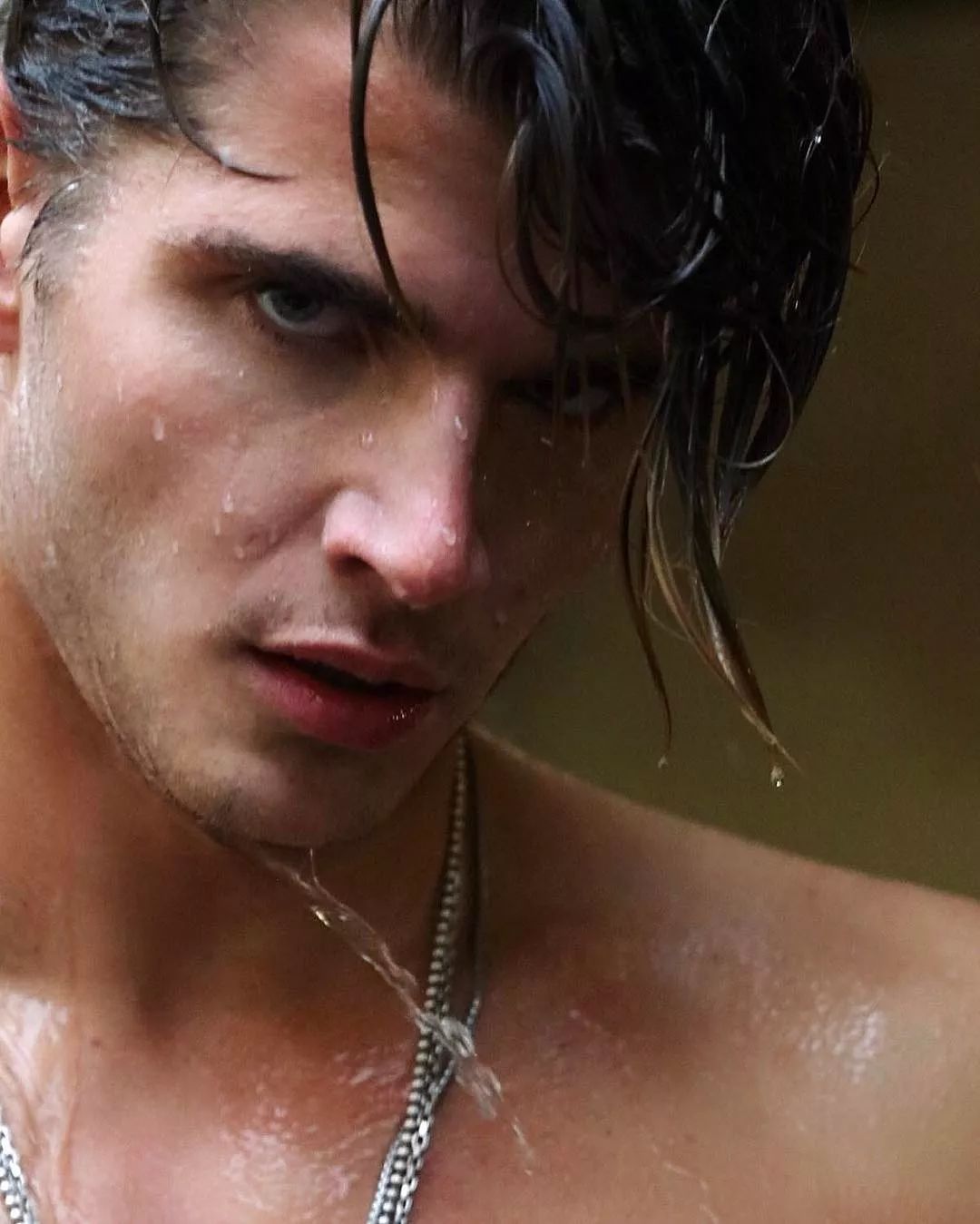 被嘲笑路人长相的搞笑网红TwanKuyper，成为Versace男模