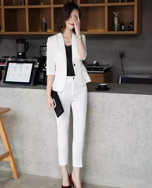 西装牛仔裤秋季最时尚大气穿搭,薄西装牛仔裤早秋时髦的极简套路