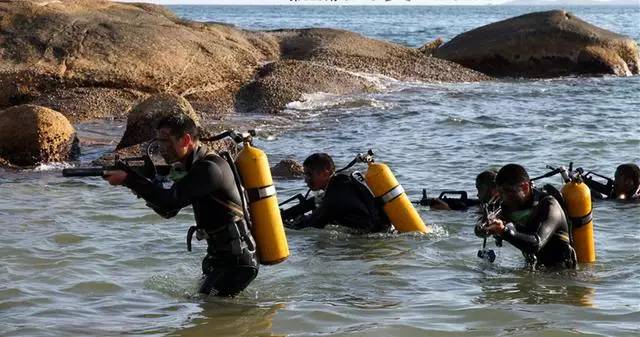 1964年，北越的蛙人有多厉害？六人巧施妙计，炸沉美军卡德号航母