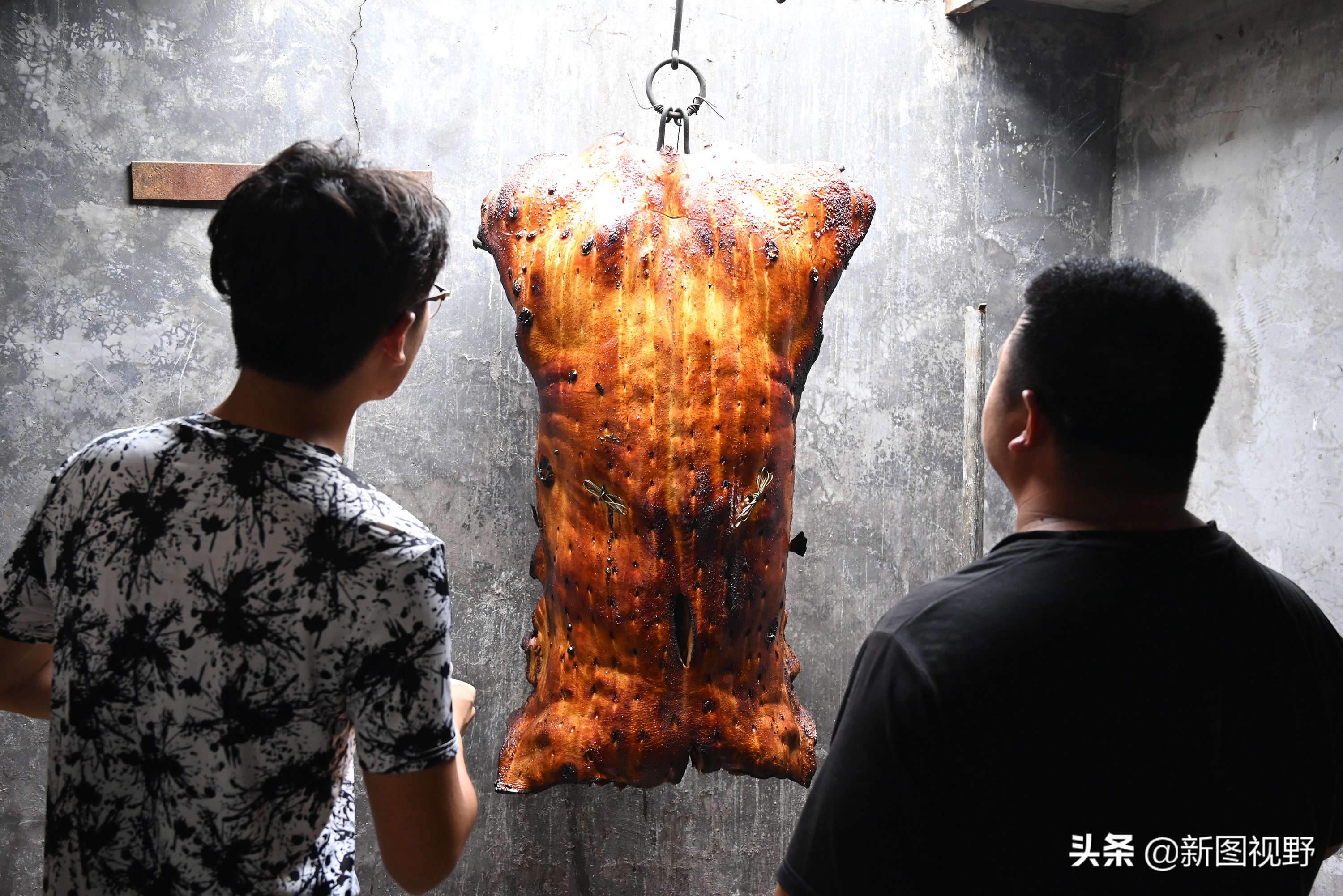 猪价下跌,夫妻“烤全猪”停烤2年后开烤,200斤烤肉出炉就卖光