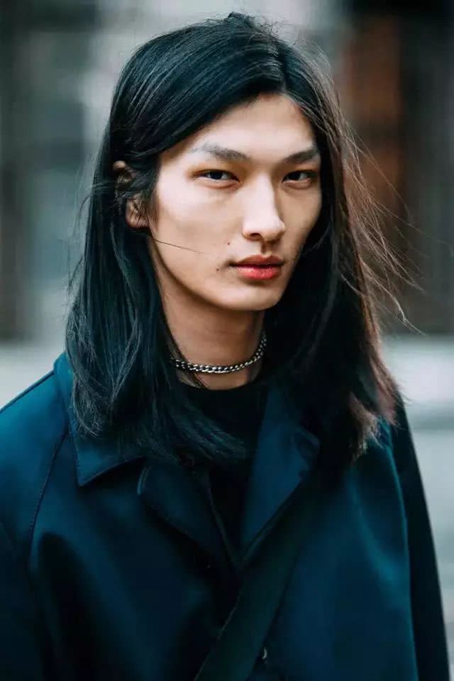 和胡兵一起走秀的中国男模,中国的男模胡兵和刘雯走秀