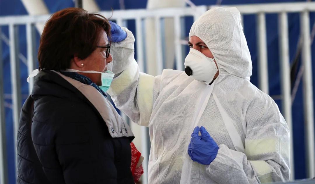 疫情肆虐，穷人无处可逃，富人们订私人飞机，请私人医生检测