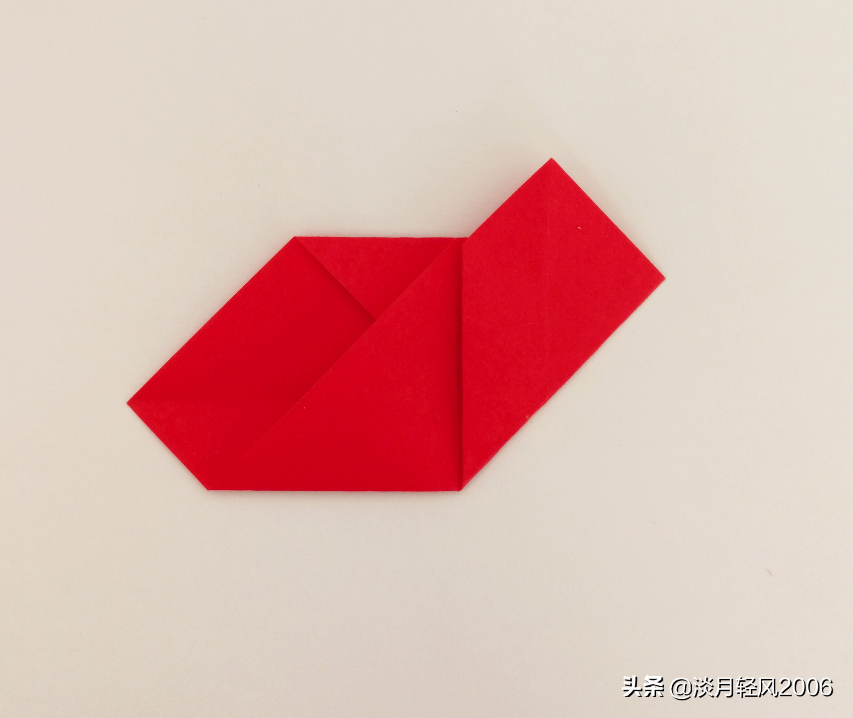 怎么用一张纸一剪刀剪很多个爱心,立体爱心怎么折简单只用一张纸