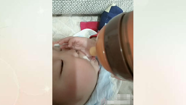 母乳不够宝宝又不喝奶要不要断奶,纯母乳宝宝不用奶瓶喝水怎么办