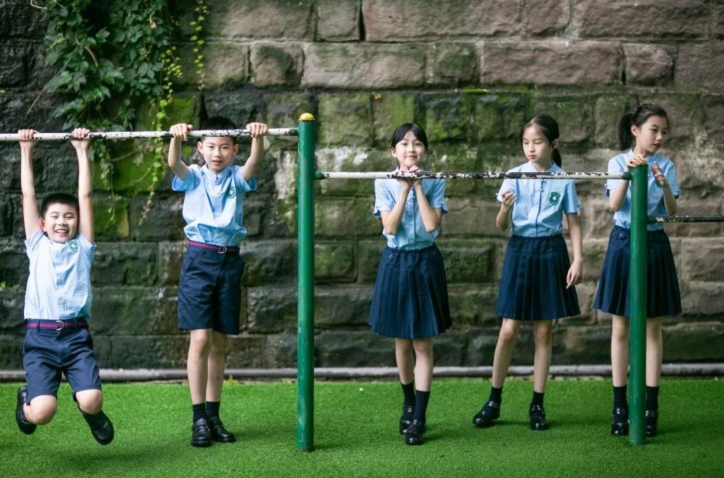 有种“贫穷”叫买不起校服,学校精心“定制”,家长却并不买账