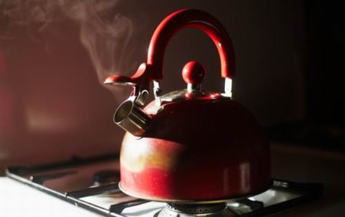 徐州一男子摔伤后,手指麻木,竟拿开水烫自己?