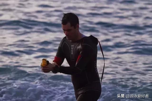 学游泳小白最快学会的泳姿,四个技巧帮助你提高游泳转身速度