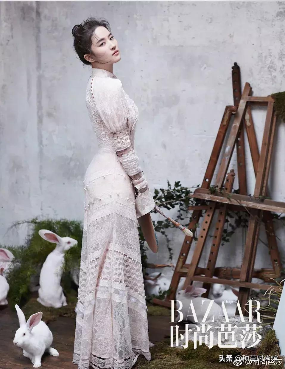 关晓彤素颜自拍与鹿晗撞脸,关晓彤为鹿晗庆生后芭比造型亮相