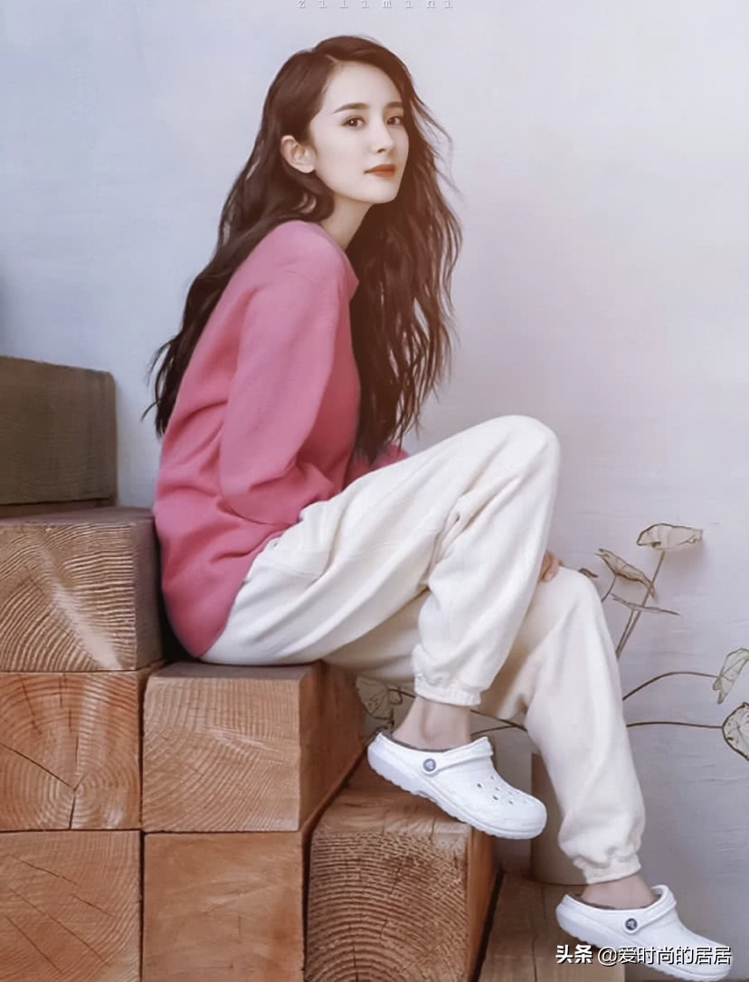 杨幂同款增高洞洞鞋最新女款,杨幂长筒袜配运动鞋超显年轻