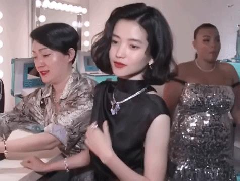 2021网红爆款发型短发戴狗啃刘海,头发2020流行发型显脸小