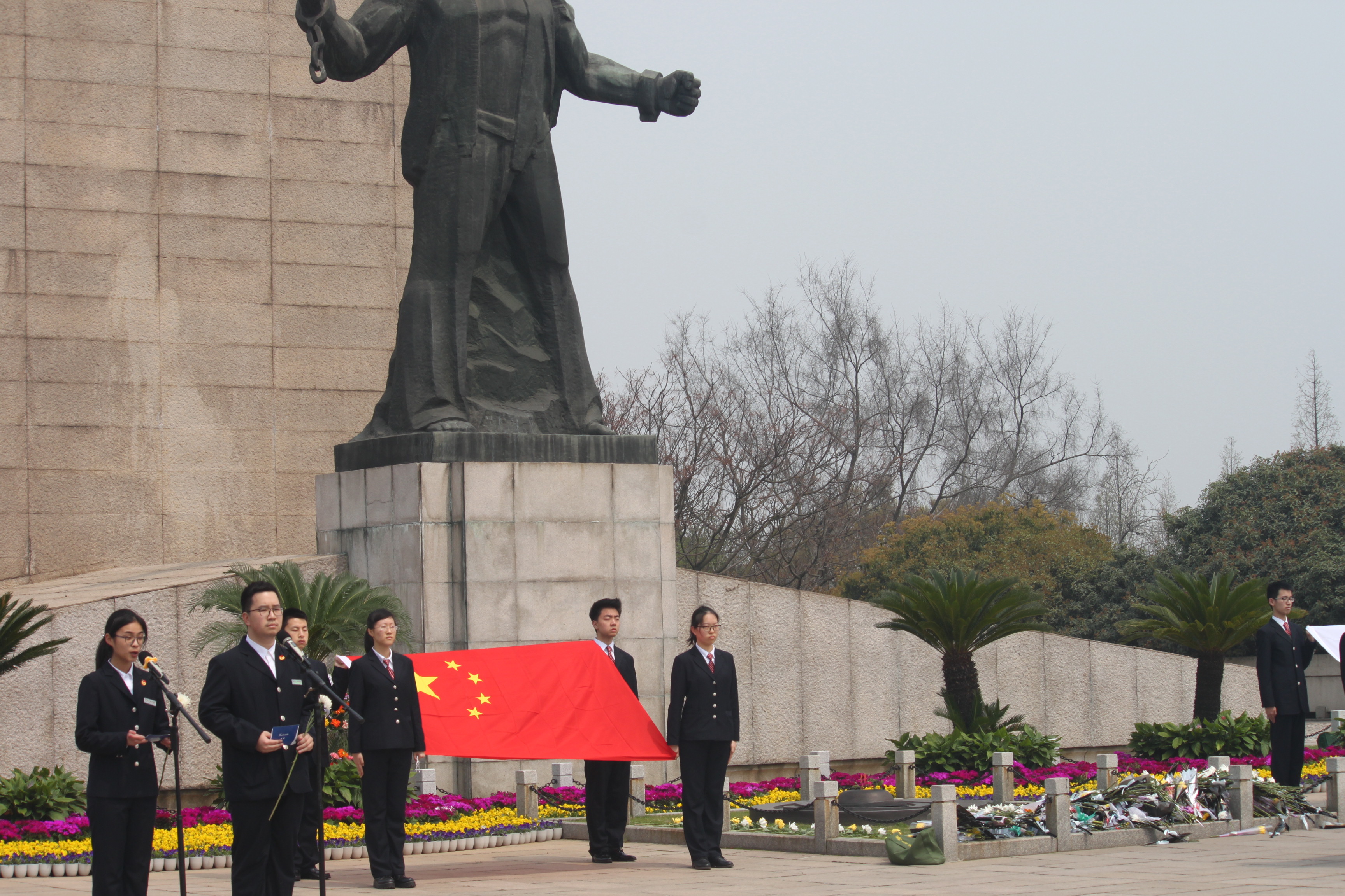 雨花台烈士陵园24只花圈意义,雨花台烈士纪念碑凭吊仪式