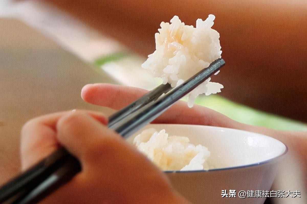 铜川23岁女子被母爱压弯腰,白癜风恶化,小郑:常回家看看