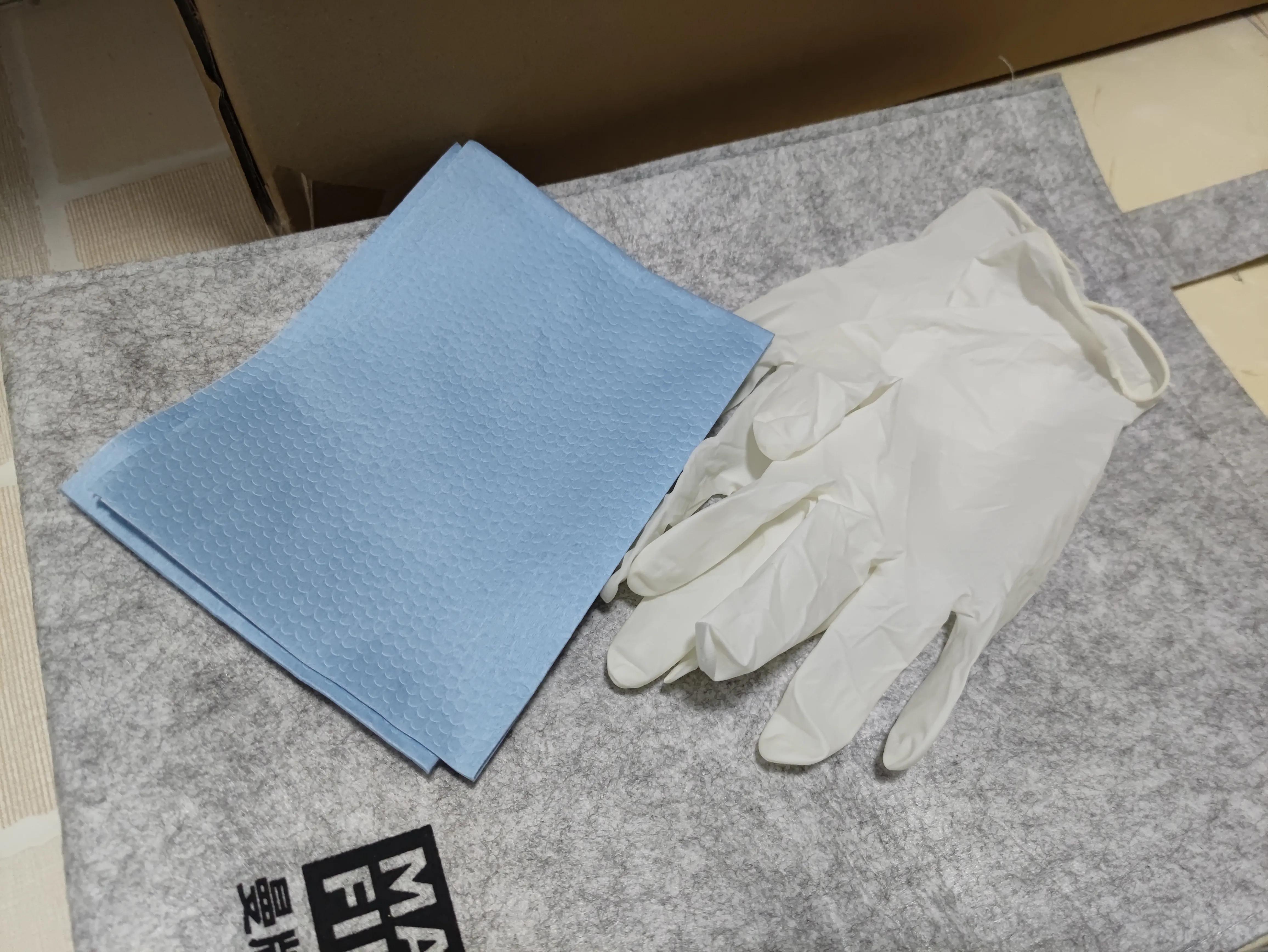 小伙喜提爱车保养爱车,小伙在家保养汽车