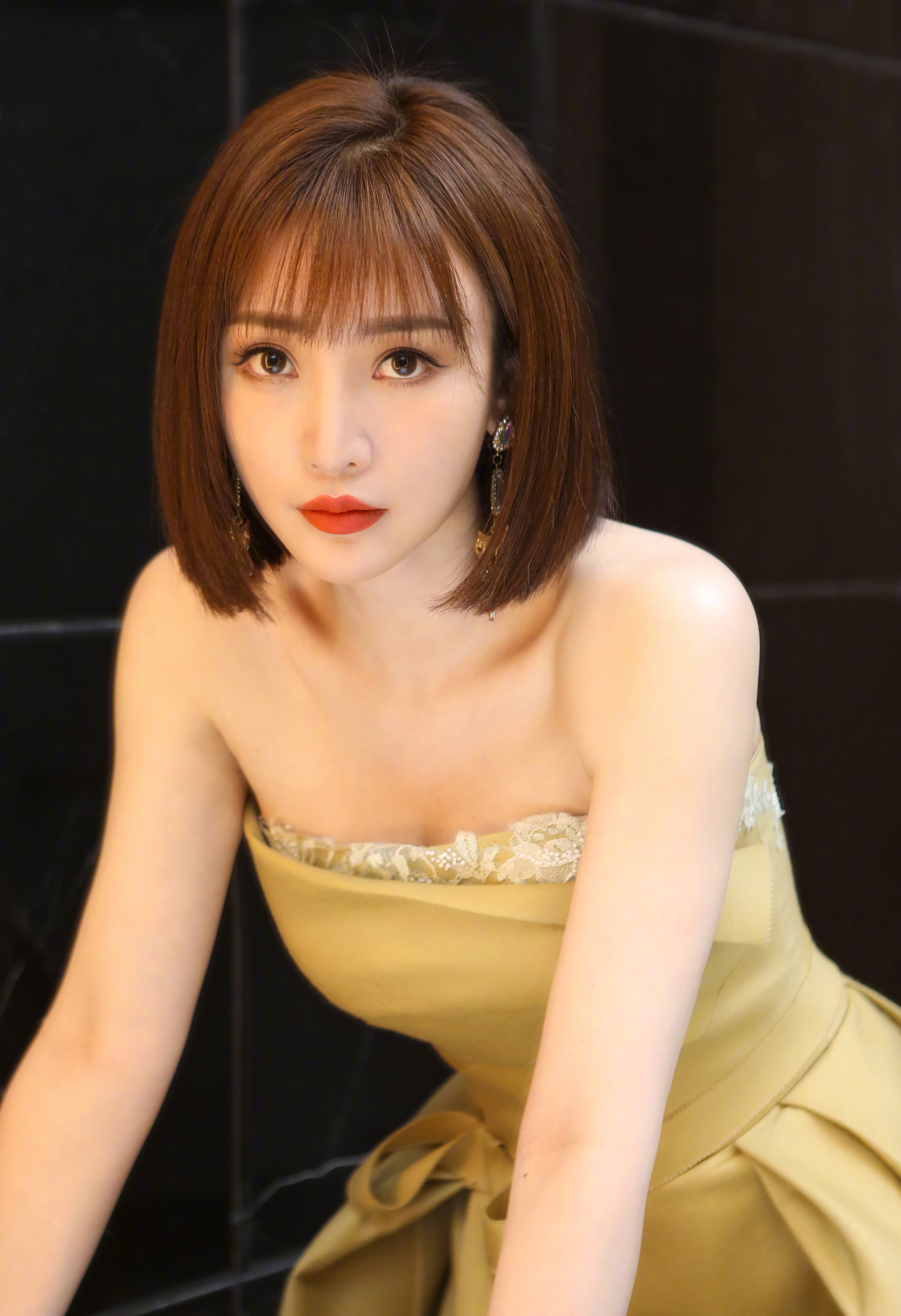 论发型的重要性，柳岩换波波头减龄20岁，流苏裙大秀“葫芦腰”