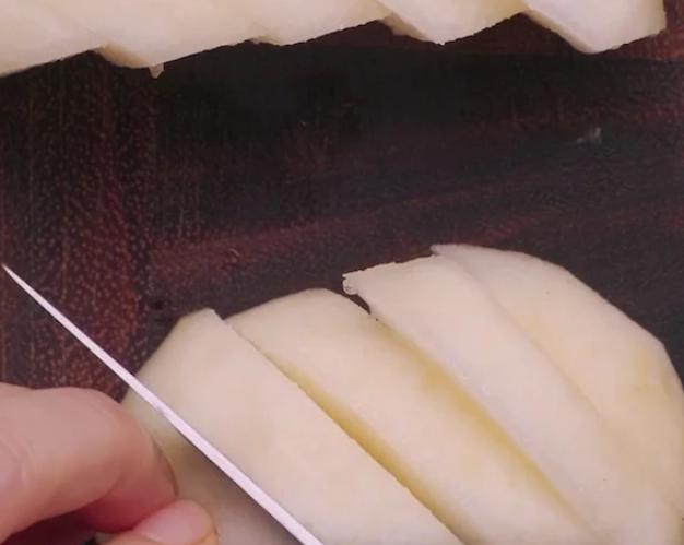 嗓子干痒咳嗽小妙招雪梨,枇杷雪梨汤的做法止咳一天喝几次