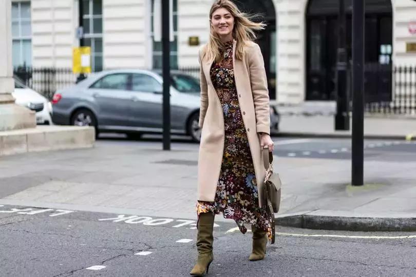 经典大衣的多种时髦穿法,裙摆大衣怎么穿好看