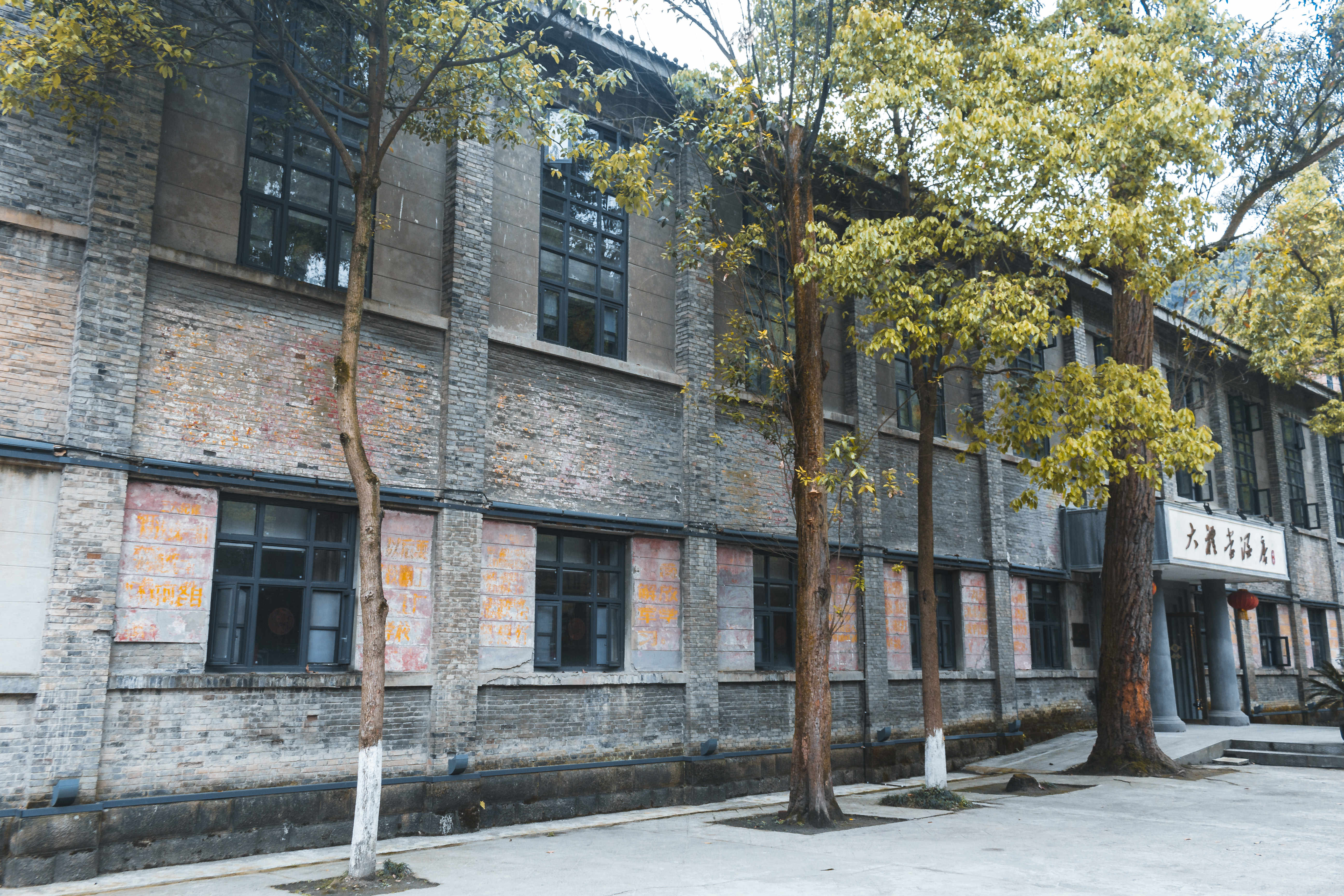 乐山除了大佛和峨眉山还有啥景区,除了峨眉山还有哪些地方