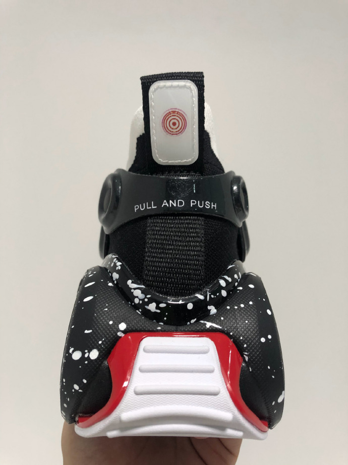 你没见过的安踏!走秀款曝光:中底霸气,系带方式新奇,霸气侧漏