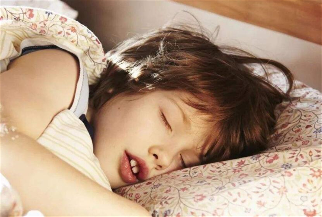 儿子越长越像大猩猩,长得像大猩猩的脸型