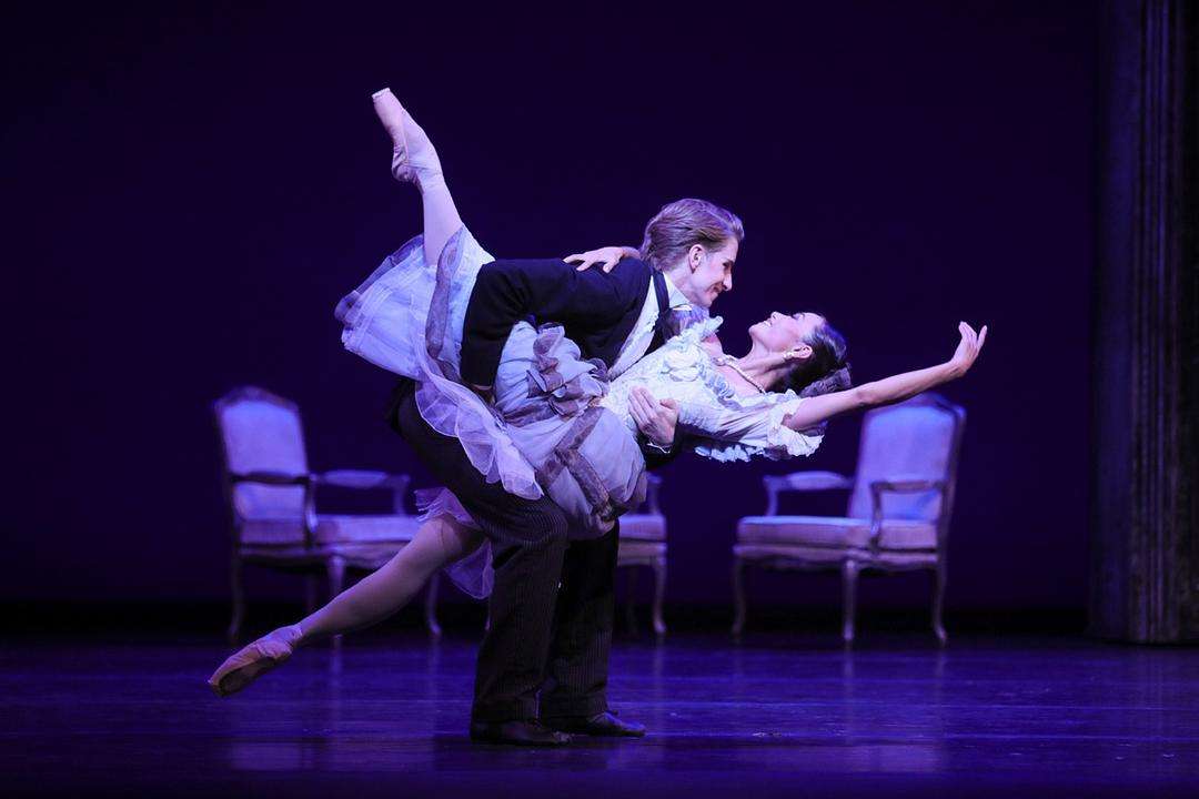 以浪漫自居的巴黎,竟然容不下一代名妓《茶花女》纯真的爱情?