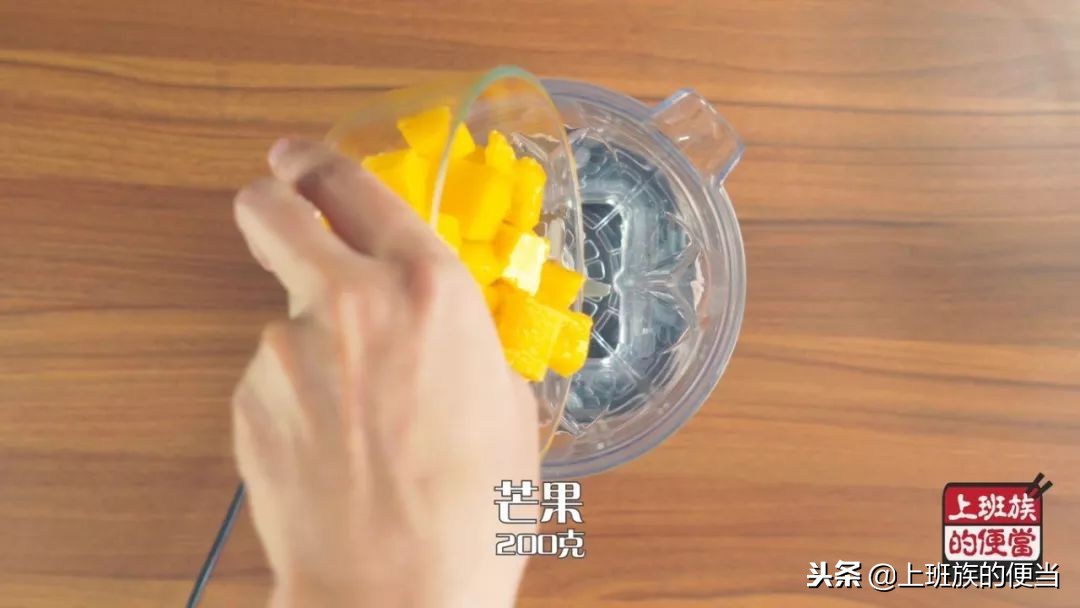 牛奶鸡蛋芒果布丁的做法,自制芒果布丁入口即化超级好吃