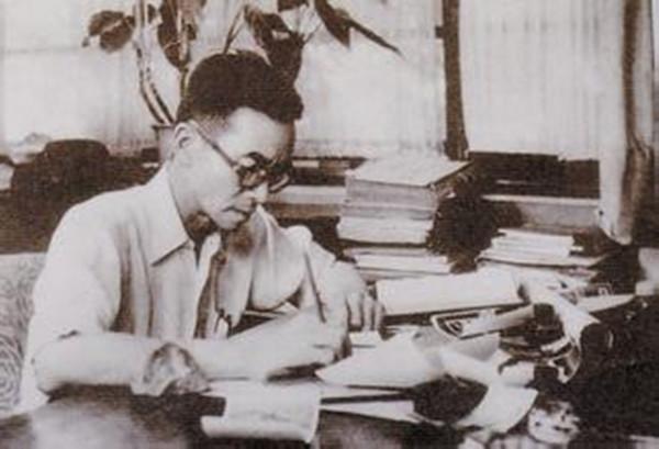 美军被逼火烧岛国，中国人圈定轰炸目标；城市被烧完，唯有它幸免