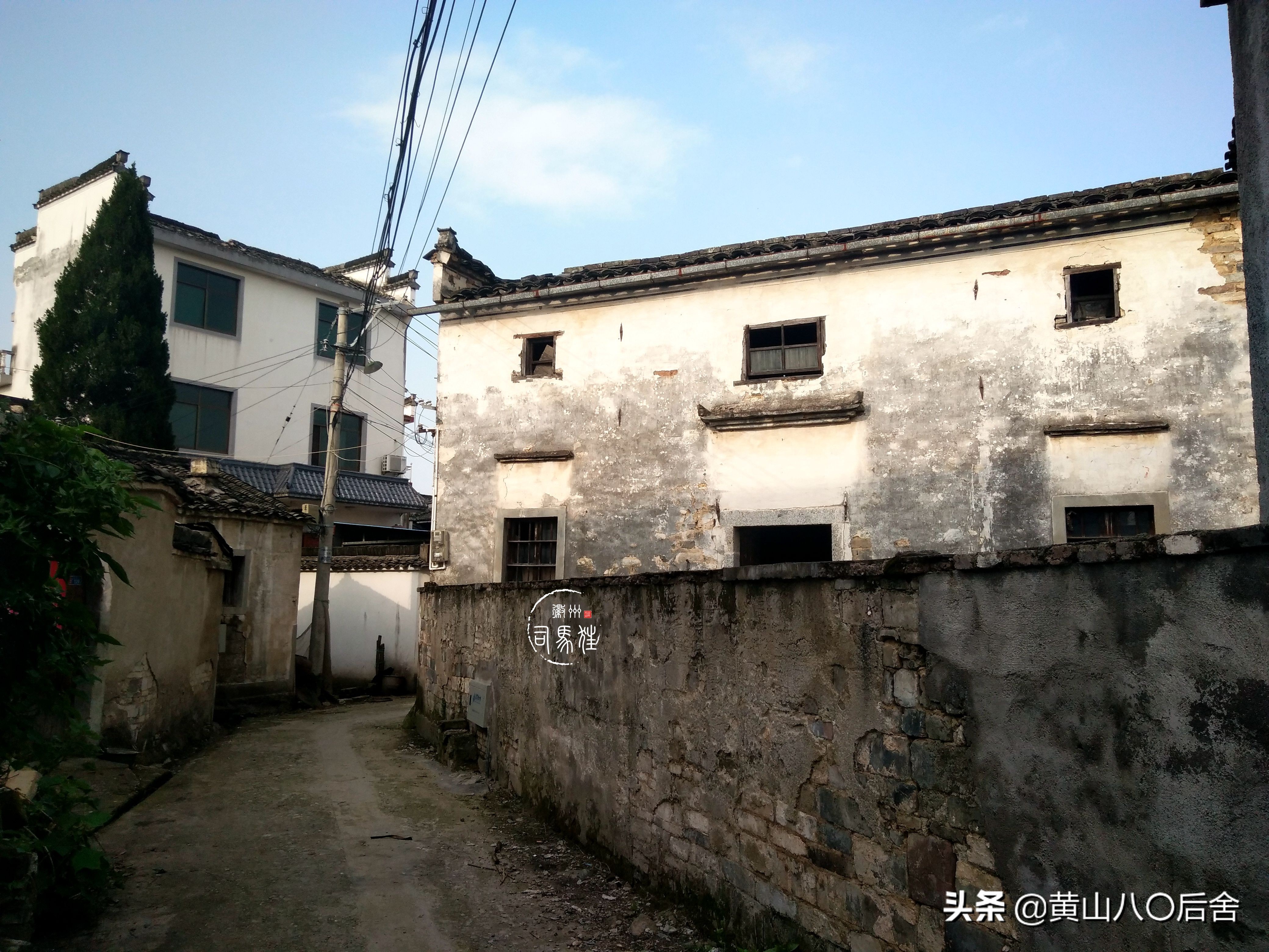 歙县有个村子,大家都姓淩,三点水的淩。这里还有吕洞宾的传说