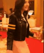 李佳琦翻车不断，直播间对杨幂开黄腔：吃果冻要*活口**好才行？